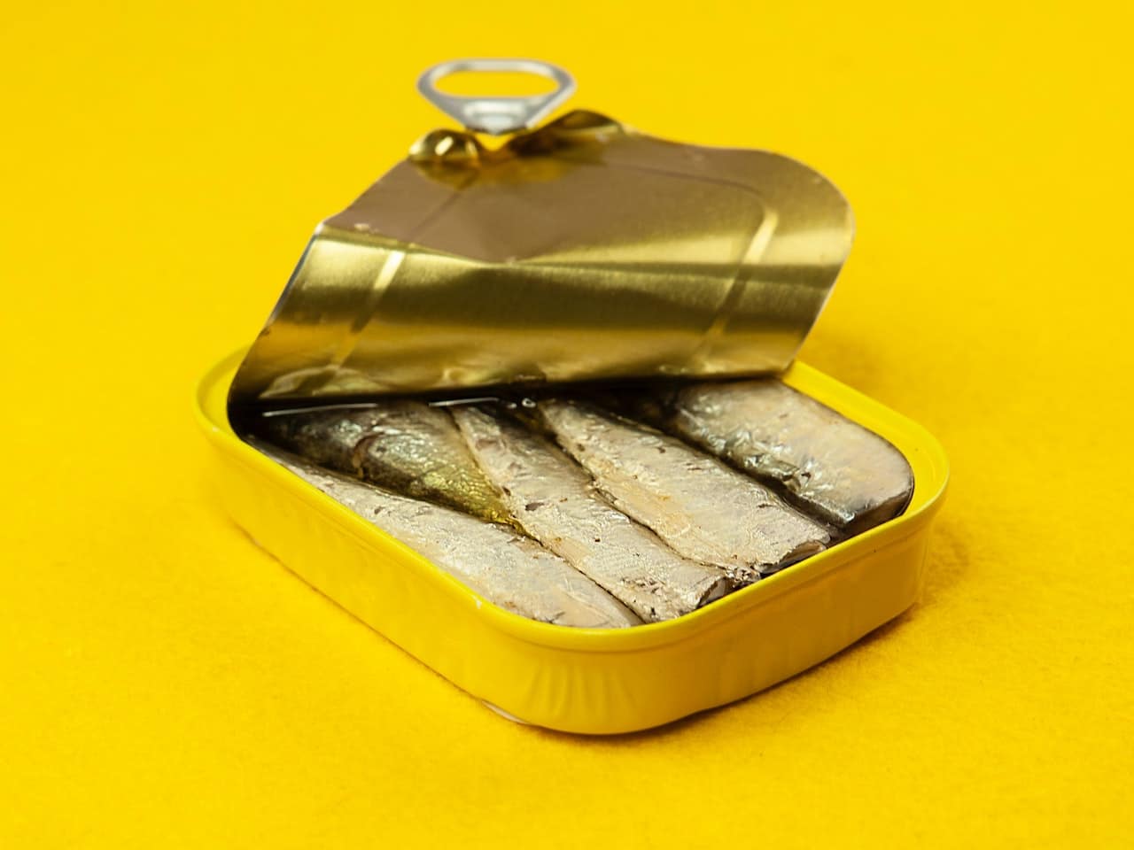 Lata de sardinas para ilustrar tema sobre comer pescado