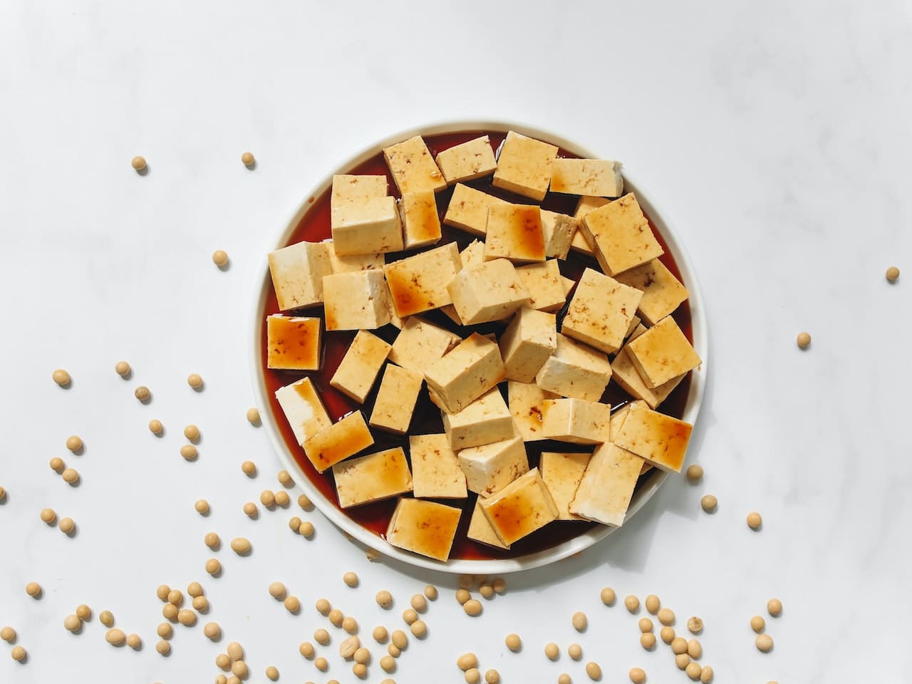Plato con tofu para ilustrar la alergia a la soja.