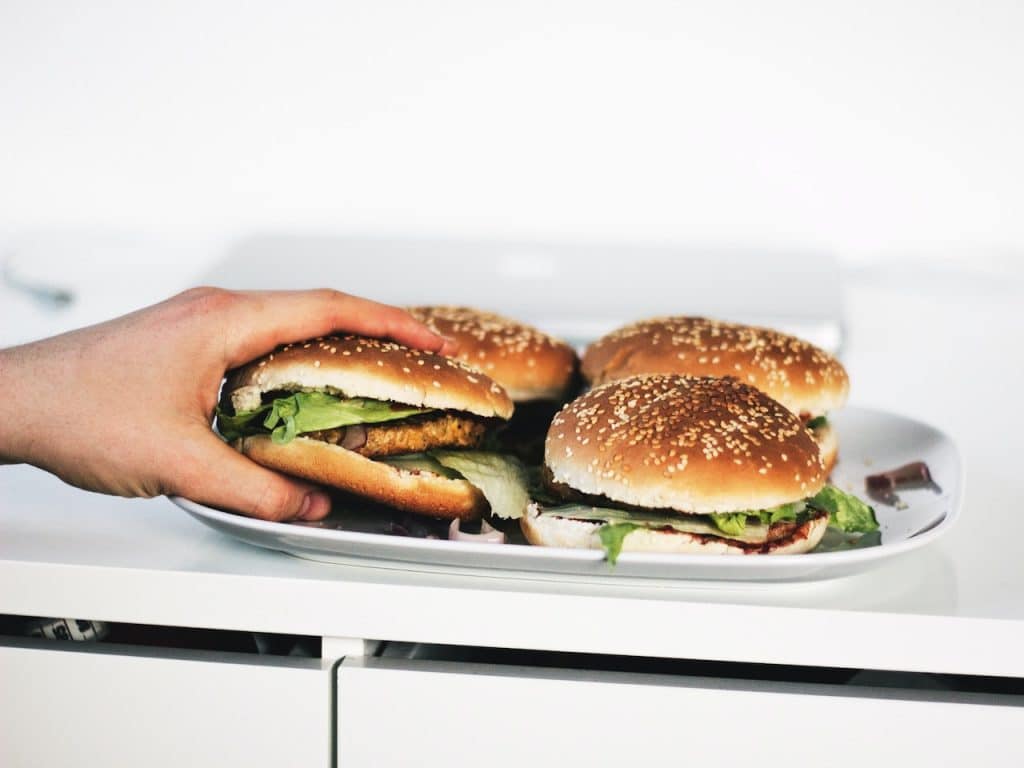 Comer dos hamburguesa causa efecto yoyó