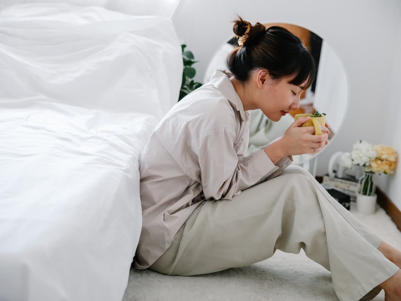 Mujer bebiendo una infusión de hinojo