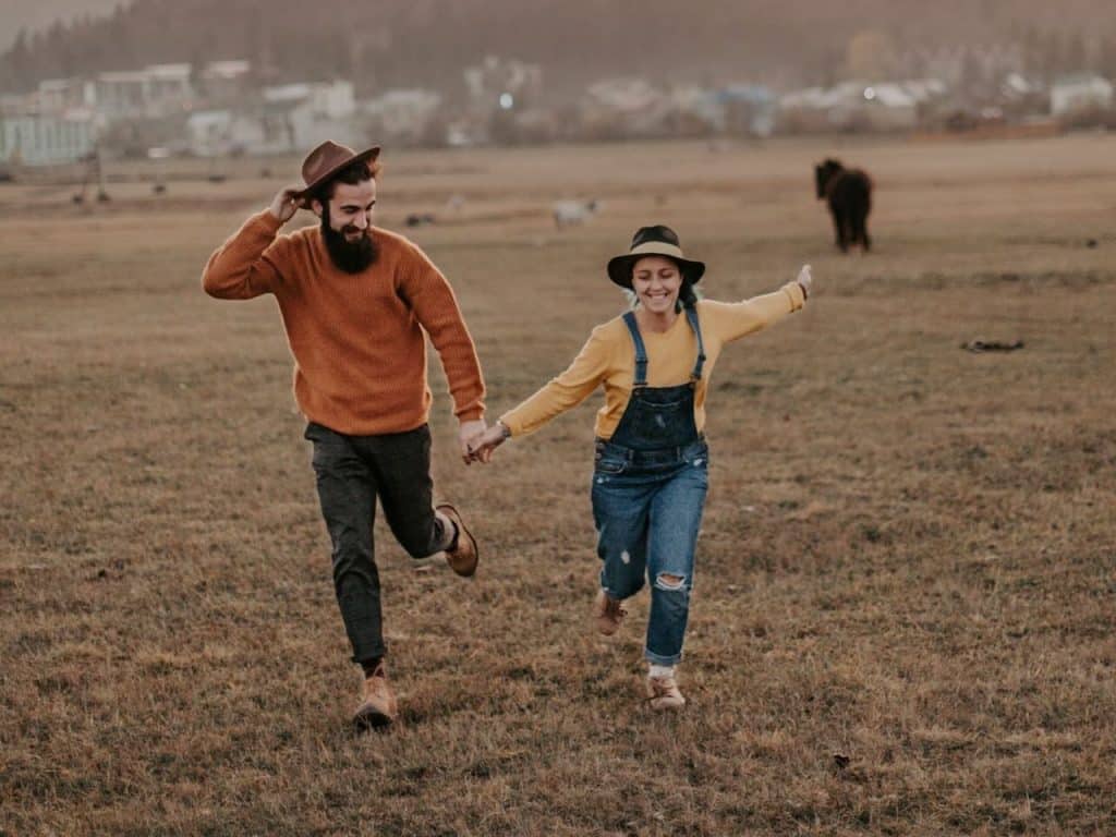 Pareja corre por el campo para controlar estrés y cuidar su microbioma