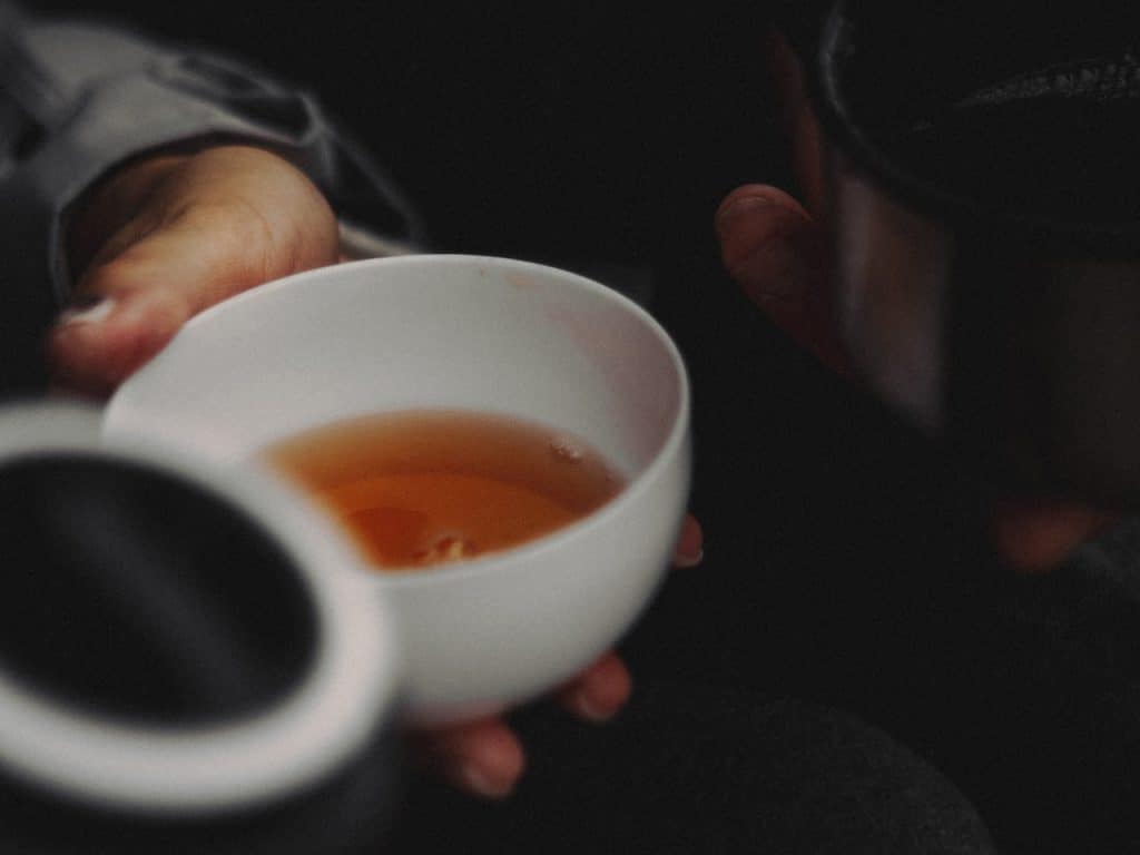 Taza con vinagre de manzana