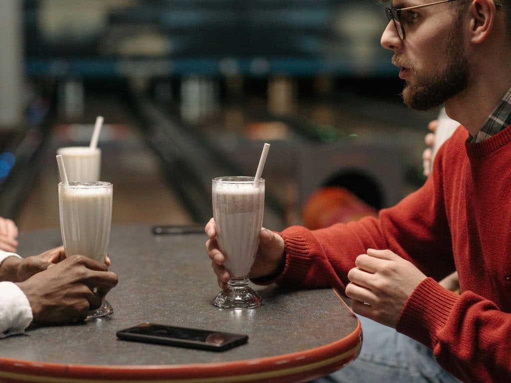 Hombres toman batido de leche que da alergia alimentaria