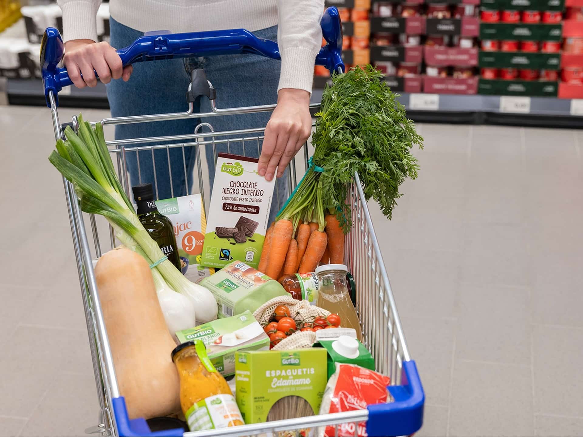 Carrito de supermercado con productos de marca propia para comer saludable y barato