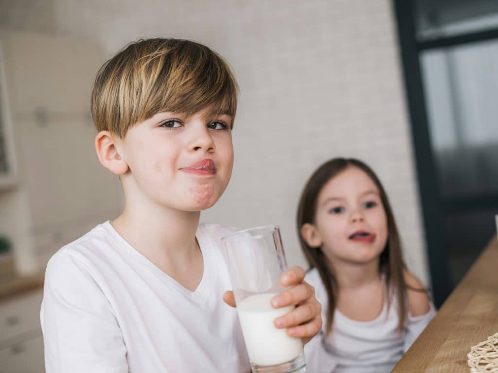 Ni&ntilde;os beben distintos tipos de bebida vegetal