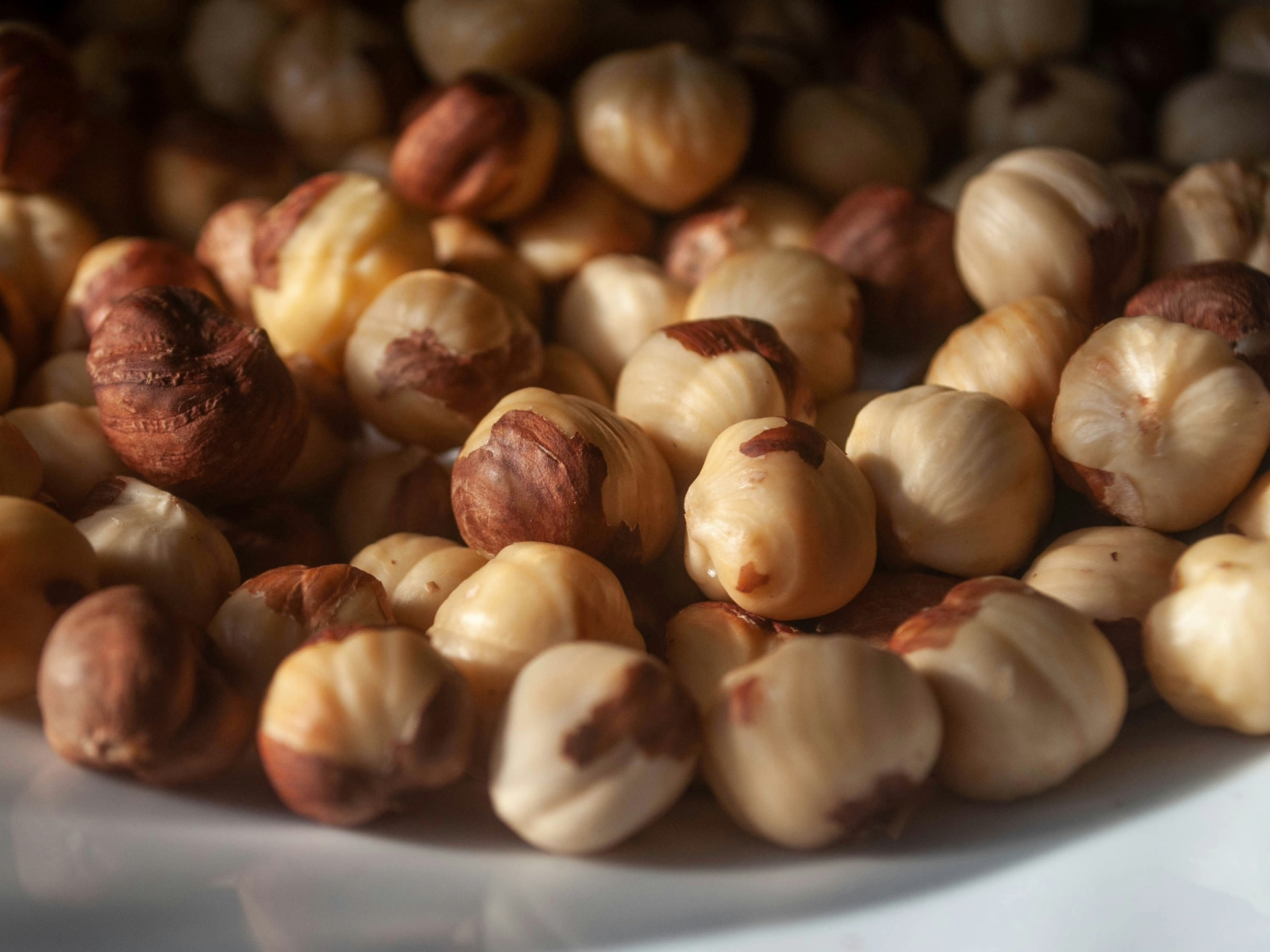 Puñado de avellanas listas para hacer una crema deliciosa