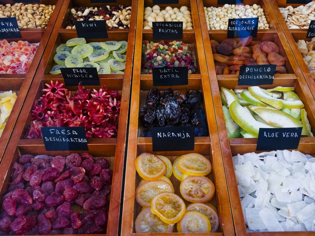 Surtido de frutas desecadas y deshidratadas naturales en cajas de madera como alternativa a las chuches