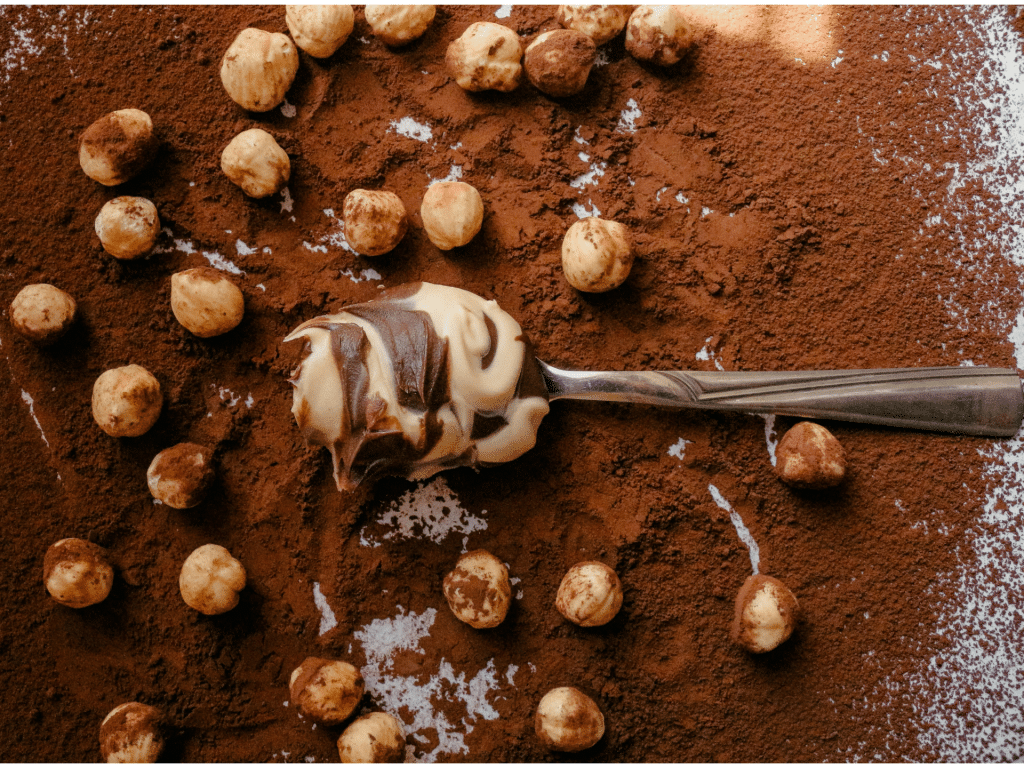 crema de cacahuete con una cucharilla en medio con cacao