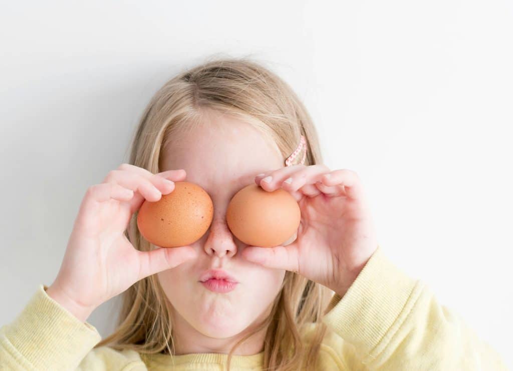 ni&ntilde;a-huevos-vitamina-d