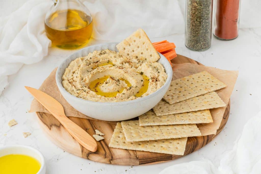 Bowl de hummus casero elaborado con tahini o pasta de semillas de s&eacute;samo
