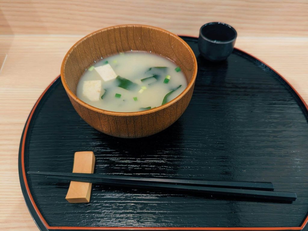 Sopa de miso con algas wakame, un cl&aacute;sico de la dieta depurativa macrobi&oacute;tica