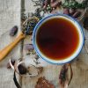¿Sufres sofocos en la menopausia? Analizamos la evidencia de la eficacia las «mejores» infusiones naturales para el alivio diario