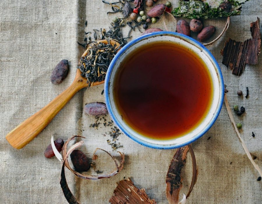 ¿Sufres sofocos en la menopausia? Analizamos la evidencia de la eficacia las «mejores» infusiones naturales para el alivio diario